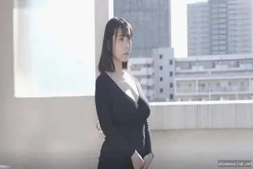 Melihat tubuh ramping dari gadis chubby yang cantik.