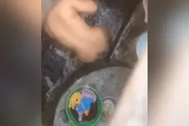 Sesudah Mandi Sore Gayung Biru